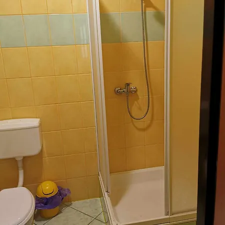 Wedzarnia Pod Lasem - Pokoje Konukevi 3*
